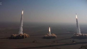 طائرات مسيرة وصواريخ إيرانية تجتاح أهدافا معادية في تمرين واسع النطاق (فيديو)