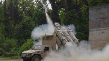 صورة مميزة للحظة إطلاق صاروخ من منظومة الدفاع الساحلي ALAS S التي تطورها صربيا مع الإمارات