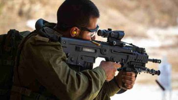 بخلاف التقارير الإعلامية، الجيش الإسرائيلي لن يتخلى عن بنادق التافور الهجومية
