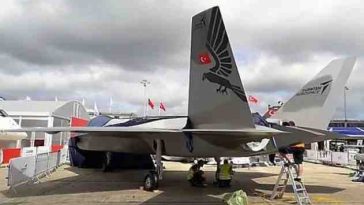 تركيا تعرض نموذج طائرتها القتالية الوطنية في معرض سنغافورة الجوي