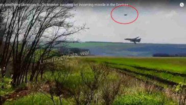 مقاتلة أوكرانية طراز سو-24 "فنسر" تقوم بطيران شديد الإنخفاض لتفلت بأعجوبة من صاروخ روسي مر فوقها (فيديو)