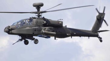 تحطم مروحية AH-64 أباتشي يونانية فوق نهر أثناء محاولتها تقليد مناورة قامت بها مروحية التمساح KA-52 الروسية