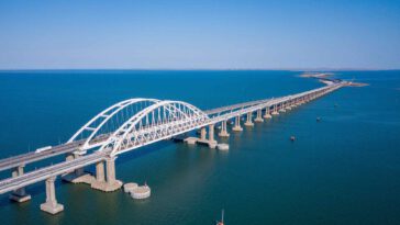 روسيا تحمي جسر كيرتش الذي تبلغ تكلفة بنائه 3.7 مليار دولار بـ"ستائر دخان"، بعد تلميح الولايات المتحدة لإمكانية ضرب أطول جسر في أوروبا بصواريخ "هيمارس"