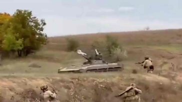 استسلام طاقم مدرعة BMP روسية للقوات الأوكرانية في خيرسون (فيديو)