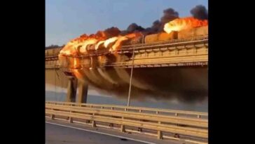 بشاحنة مُفخخة.. تفجير الجسر الذي يربط روسيا بالقرم ووقف حركة القطارت (فيديو)