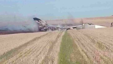تحطم طائرة روسية طراز Su-24 بعد محاولة هبوط اضطراري عنيفة في حقول في منطقة روستوف على الحدود مع أوكرانيا