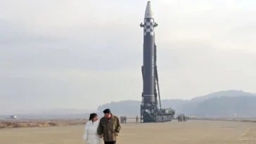 كيم جونغ أون يأخذ ابنته إلى موقع إطلاق صاروخ ولا أحد يعرف سبب ذلك