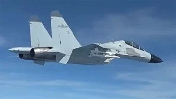 شاهد: طائرة J-11 تحلق على بعد 10 أقدام فقط من طائرة تابعة للقوات الجوية الأمريكية ، ثم تقطع طريقها (فيديو)