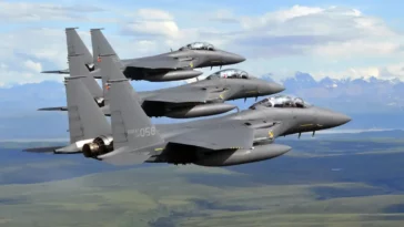 طائرات F-15K المقاتلة الكورية الجنوبية تطارد الطيور ظنًا منها أنها طائرات كورية شمالية