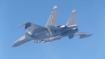 طائرة Su-30MKI هندية تُطلق صاروخًا طويل المدى من طراز براهموس BrahMos ضد سفينة (فيديو)