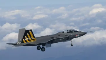 نسخة التدريب ذات المقعدين لطائرة KF-21 الكورية الجنوبية تقوم بأول رحلة
