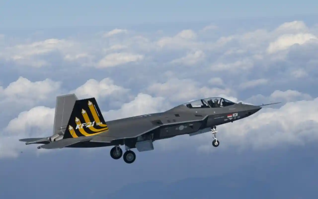 نسخة التدريب ذات المقعدين لطائرة KF-21 الكورية الجنوبية تقوم بأول رحلة