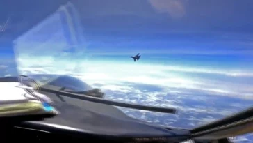 مقاتلة J-16 صينية تقوم بمناورة محفوفة بالمخاطر أمام طائرة استطلاع أمريكية