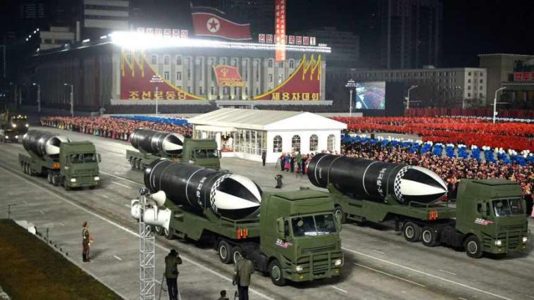كوريا الشمالية تعرض صاروخاً يُطلق من الغواصات