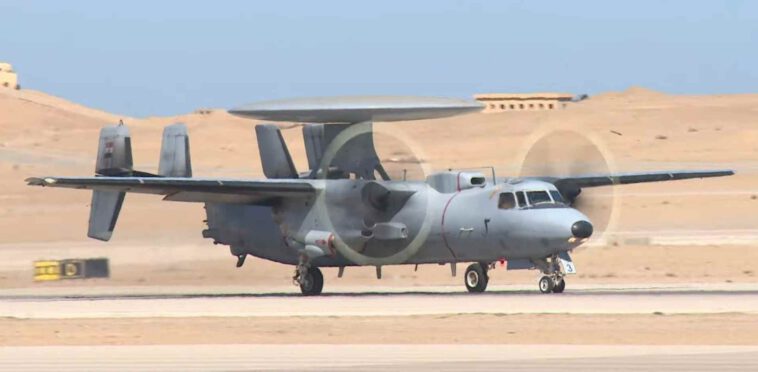 صورة مُميزة لطائرة الإنذار المبكر E-2 Hawkeye التابعة للقوات الجوية المصرية