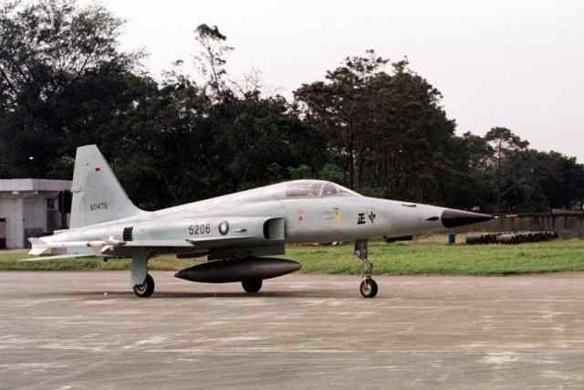 تايوان توقف أسطول طائراتها من طراز F-5E بعد حادث اصطدام مقاتلتين في الجو