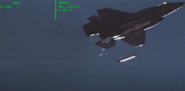 صورة من اختبار F-35A أثناء إلقائها القنبلة النووية B61