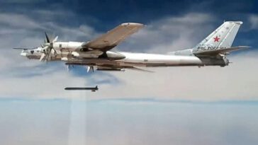 قاذفات القنابل النووية الروسية من طراز Tu-95MS تتمرن على ضرب اليابان، وطوكيو ترسل طائرات F-15 لاعتراضها