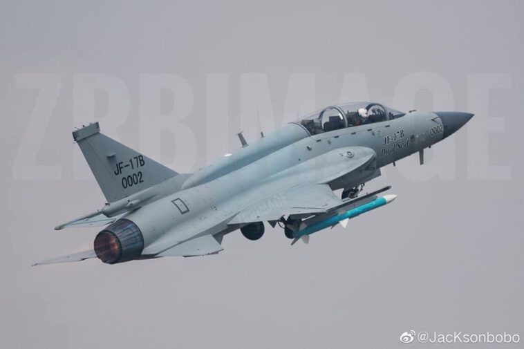 قطر تبدي اهتمامها بمقاتلة JF-17B النسخة ثنائية المقعد