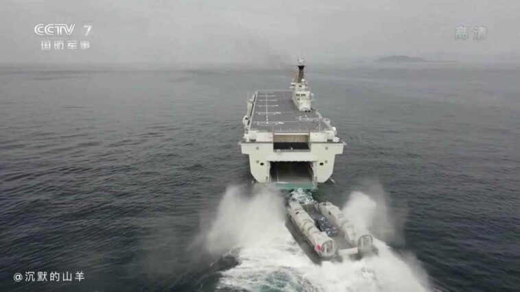 البحرية الصينية تظهر قدرة سفينتها الهجومية البرمائية الجديدة