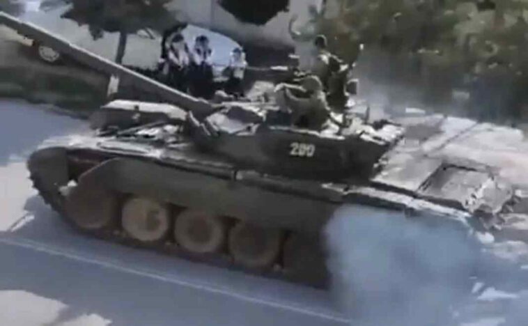 جيش طاجيكستان ينشر قافلة من الدبابات على حدود قرغيزستان