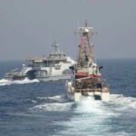 زورق هجومي إيراني سريع يحتك بشكل خطير مع سفينة خفر سواحل أمريكية