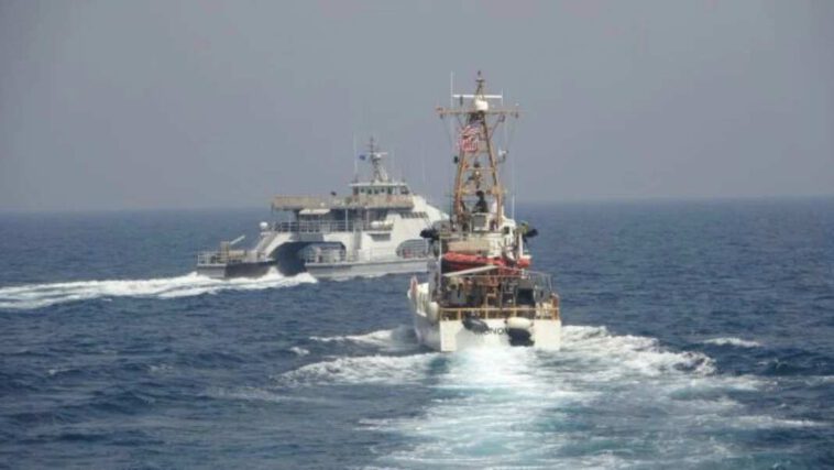 زورق هجومي إيراني سريع يحتك بشكل خطير مع سفينة خفر سواحل أمريكية