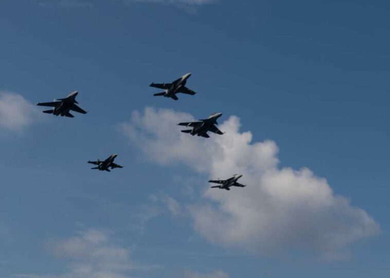 شاهد: طائرات مقاتلة روسية الصنع من طراز Su-30MKM تحلق فوق حاملة طائرات أمريكية