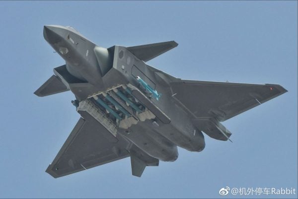 يمكن للطائرة المقاتلة الصينية J-20 أن تتفوق على F-22 Raptor الأمريكية بترقية صغيرة واحدة: خبير صيني