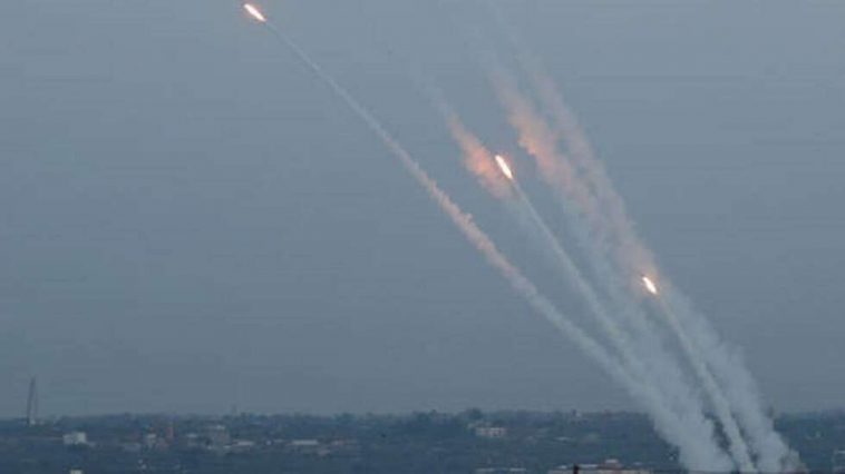 إسرائيل تقصف غزة وحماس تطلق صواريخها بعد إصابة مئات الفلسطينيين في اشتباكات