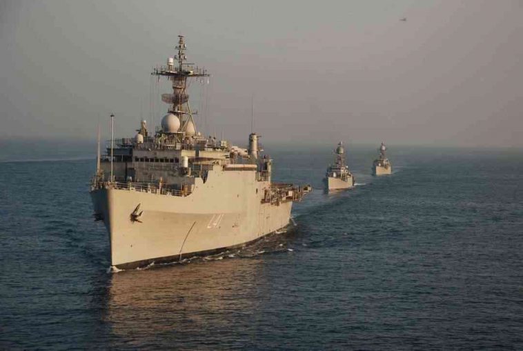 البحرية الهندية تنشر 7 سفن حربية للمساعدة في مواجهة فيروس كورونا المتفشي في البلاد