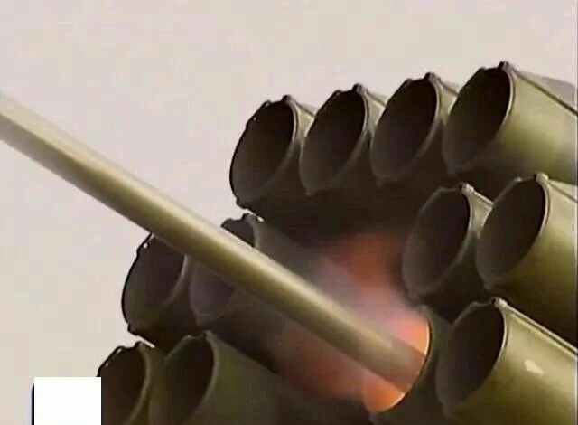 الراجمة الصينية PHL-03 ذات العيار 300 ملم تطلق صاروخ من عيار 122 ملم