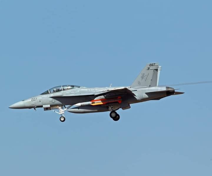 المقاتلة الأمريكية F-18 تظهر لأول مرة مع صاروخ الدفاع الجوي SM-6 المُخصص للعمل على مُدمرات وطرّادات الدفاع الجوي