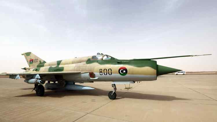 سقوط طائرة ميغ-21 خلال عرض عسكري في بنغازي الليبية ومقتل قائدها