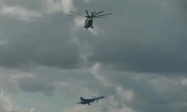 شاهد: طائرة هليكوبتر من طراز Mi-26 تنقل مقاتلة Su-27 في لينينغراد