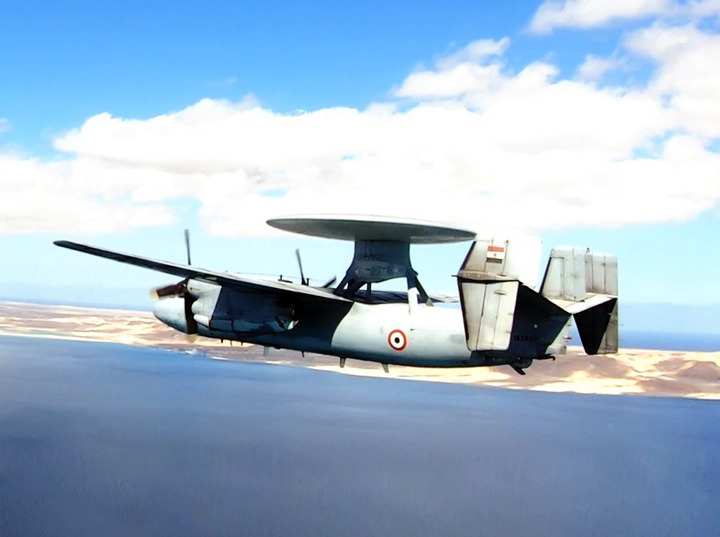 صورة لإحدى طائرات الإنذار المبكر والتحكم المحمول جواً من طراز E-2C Hawkeye عين الصقر التابعة للقوات الجوية المصرية