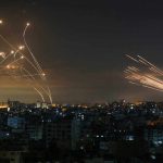 صورة مثيرة تظهر إطلاق صواريخ القبة الحديدية الاعتراضية ضد الصواريخ من غزة