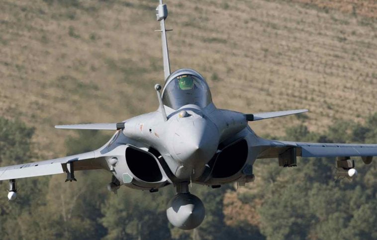 فرنسا تبيع 30 مقاتلة رافال إضافية لمصر