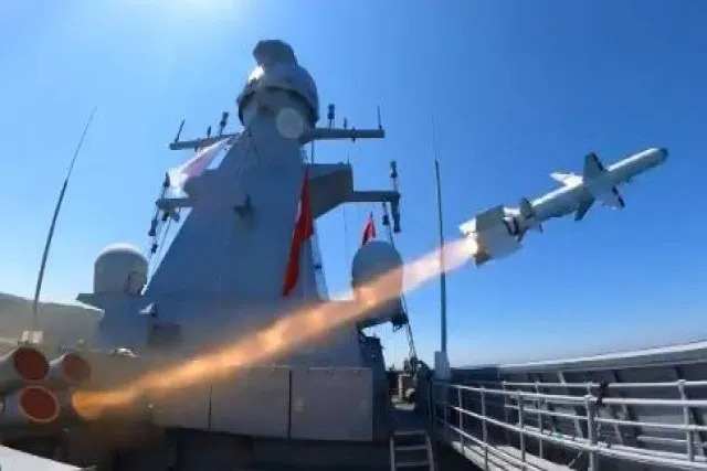 أول صاروخ تركي مضاد للسفن من طراز "أتماكا Atmaca" يمر باختبار نهائي