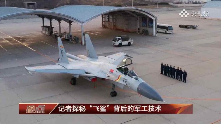 الصين تُدخل دفعة جديدة من طائرات J-15 المقاتلة إلى الخدمة