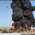 حريق هائل في مصفاة نفط إيرانية ، بعد يوم من غرق أكبر سفينة حربية للبلاد