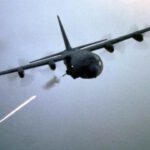 شاهد الطائرة الحربية الأمريكية القاتلة AC-130 أثناء إطلاقها جميع مدافعها في حرب حقيقية