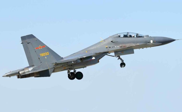 شاهد: طائرات مقاتلة صينية من طراز سو-30 تُطارد طائرات التجسس الأمريكية من بحر الصين الجنوبي