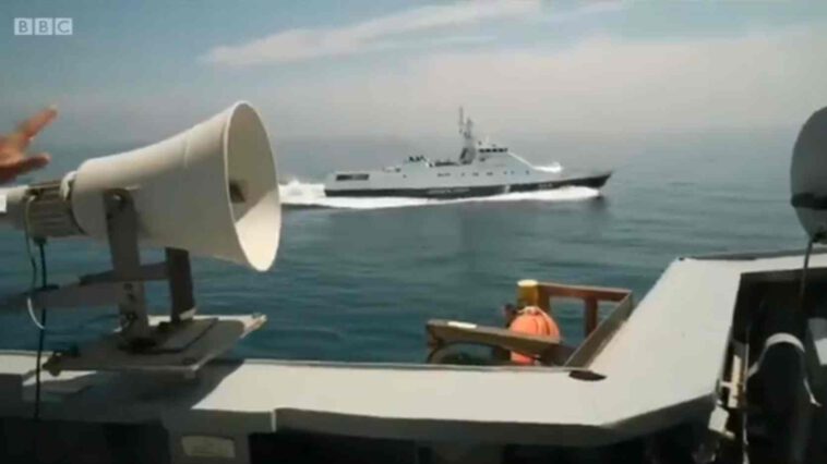 شاهد كيف تعرضت المدمرة البريطانية HMS Defender لهجوم خطير من قبل المقاتلات والسفن الروسية (فيديو مميز)