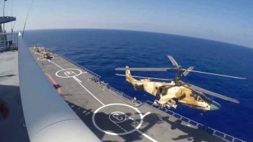 لقطة مميزة لحظة إقلاع مروحية هجومية مصرية من طراز كاموف 52 من سطح حاملة المروحيات ميسترال