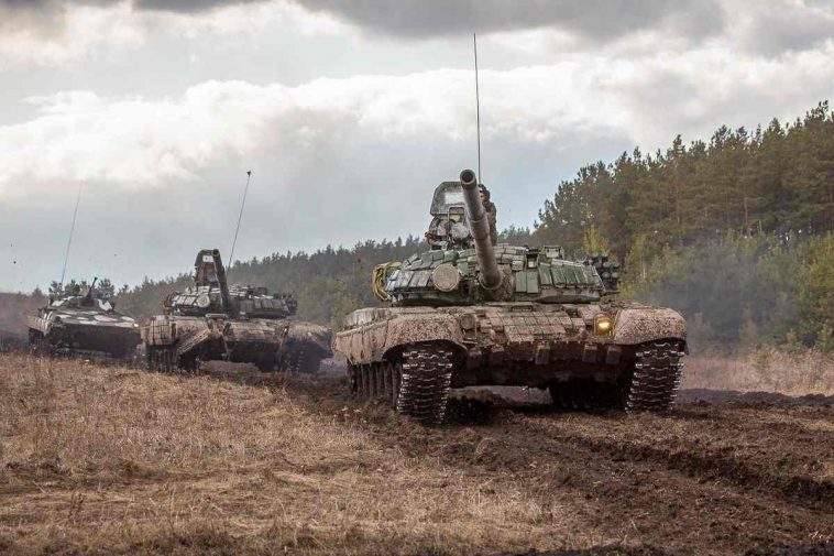 شاهد: دبابة روسية T-72 "تدمر" صاروخ مضاد للدبابات باستخدام نظام الحماية Arena-M
