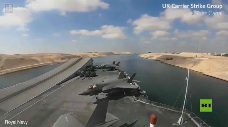 شاهد مجموعة حاملة طائرات الضاربة البريطانية تعبر قناة السويس لأول مرة