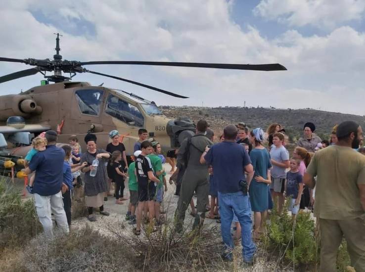 هبوط اضطراري لمروحية أباتشي إسرائيلية في الضفة الغربية