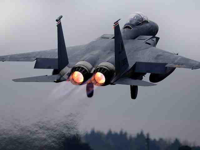 الولايات المتحدة تعلن نجاح تجربة بود ليزر دفاعي على طائرة F-15 E