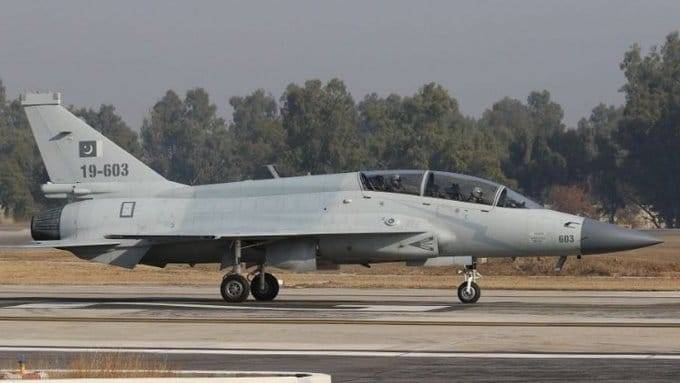 تحطم طائرة تابعة لسلاح الجو الباكستاني من طراز JF-17B الجديدة